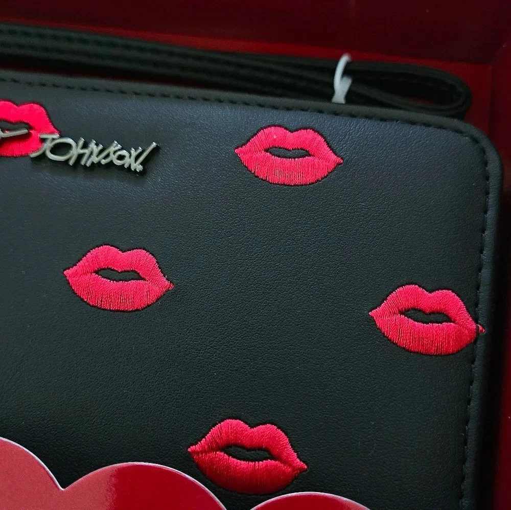 Betsey Johnson Embroidered🪡 Red Lips💋 Zip Around Wristlet - NIB